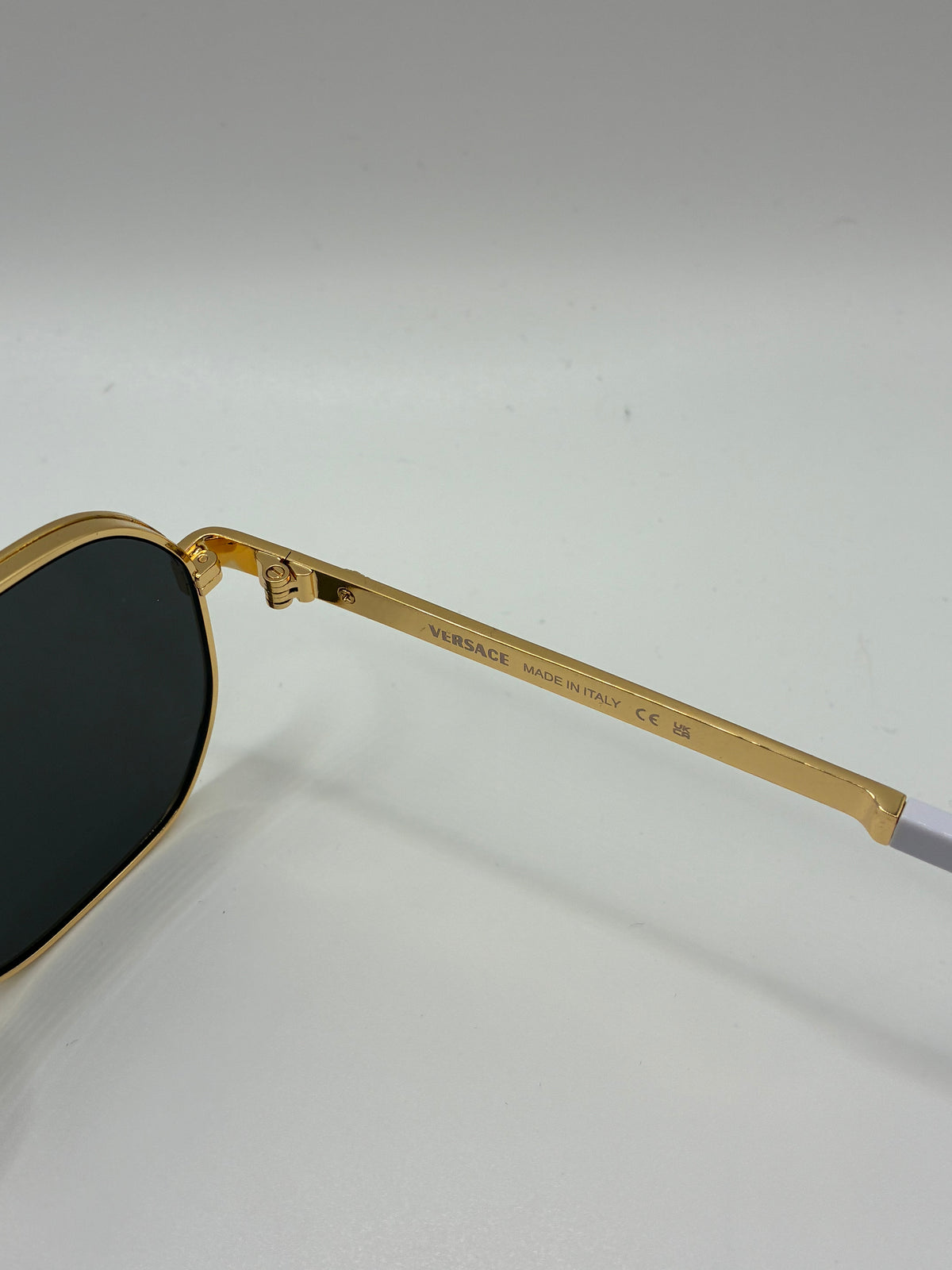 V white Navigator sunglasses full set